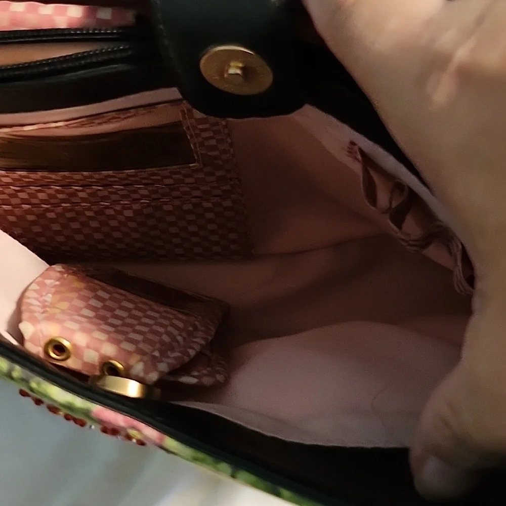 Bueno Shoulder Bag. (39) - Picture 6 of 13